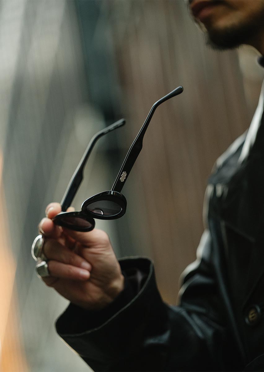 Model - EIGHT / Black