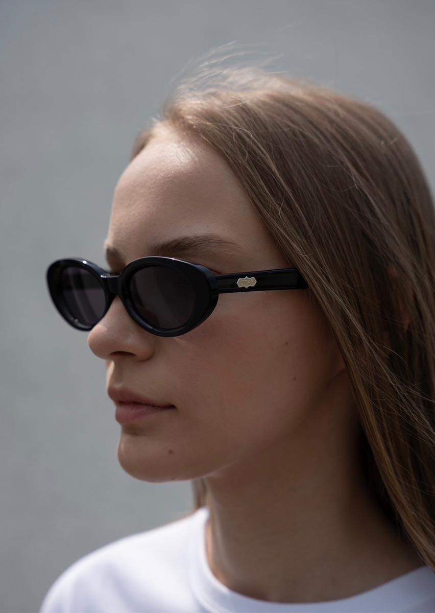 Model - EIGHT / Black